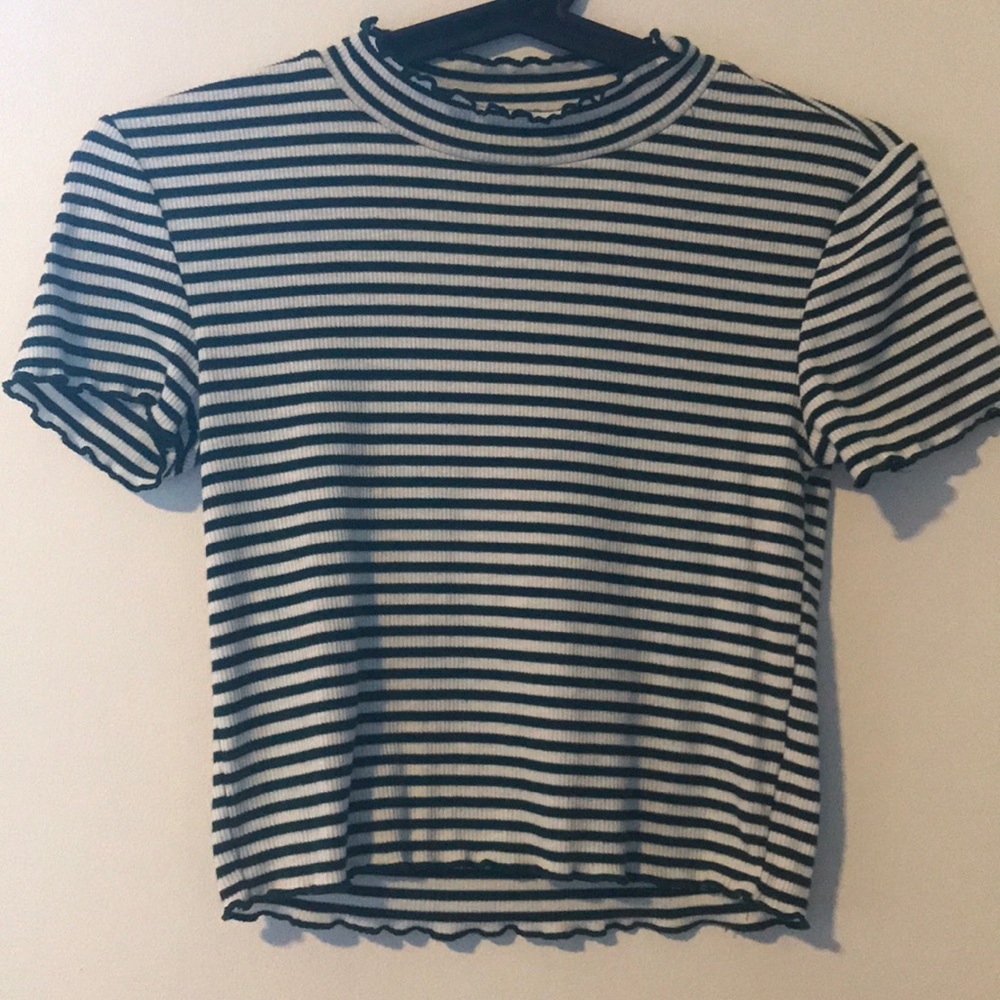 Short sleeved crop top